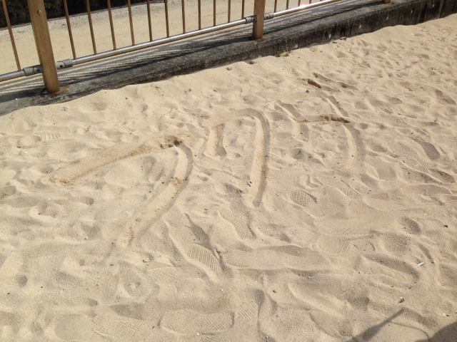 副社長の名前を砂浜に書いてみた
