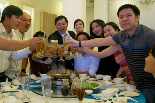 Lockon Vietnamの社員とともに乾杯。何度も何度も乾杯をし、友好を深めるのがベトナム流の飲み方です。